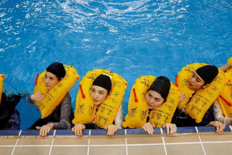 Üben für den Ernstfall: Flugbegleiterinnen erhalten Notlandungs- und Rutschtrainings in einem Pool in Taoyuan in Taiwan. Reuters