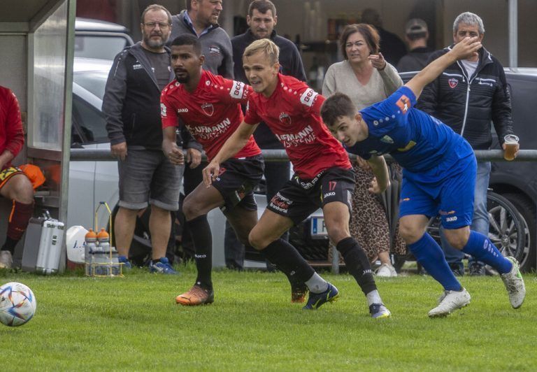 Uelder Barbosa Mendes (links) bleibt zwei weitere Jahre beim FC Bizau.Paulitsch