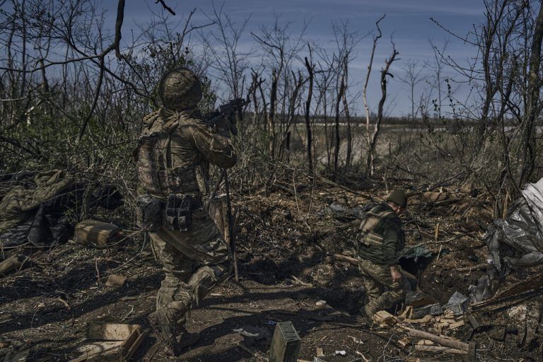 Ukrainische Soldaten bei der Verteidigung Bachmut. AP