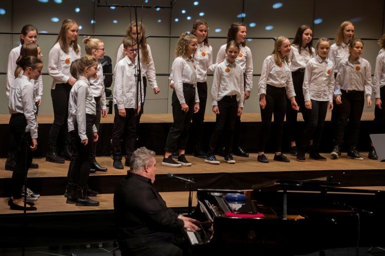 Bei der Ma-hilft-Gala 2019 im Feldkircher Montfortsaal trat ein Chor der MMS Lingenau gemeinsam mit George Nussbaumer auf. <span class="copyright">VN/Paulitsch</span>