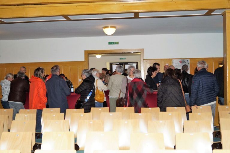 Zahlreiche Gäste waren in den Wolfurter Vereinssaal zur Premiere des Stücks „Der Gast“ gekommen.