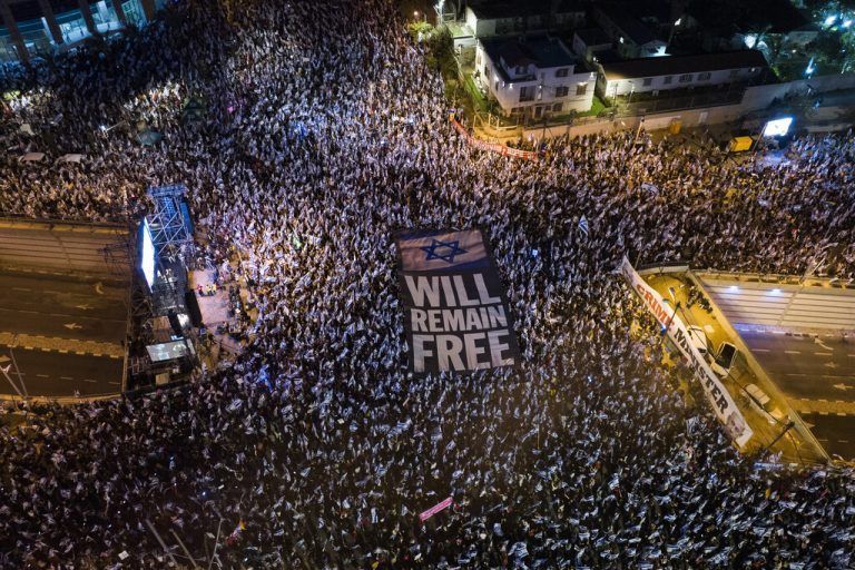 Zahlreiche Menschen protestieren gegen die Justizreform. Das Foto stammt aus Tel Aviv, Mitte April. Mit neuen großen Demos wird gerechnet. AP