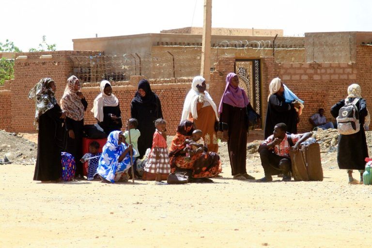 Zivilisten fliehen vor den Kämpfen in der sudanesischen Hauptstadt. AFP