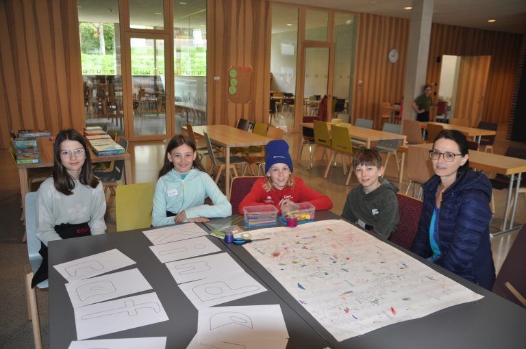Isabella, Julia, Julius, Luis zusammen mit Sylvia Kink-Ehe im Kindercafé.Hab
