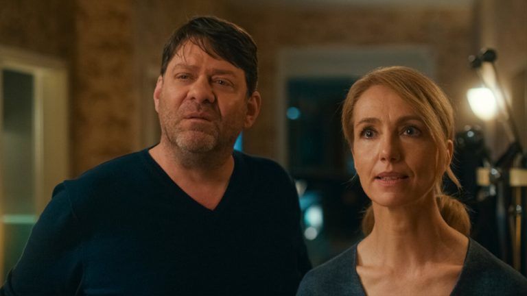 Die Komödie erzählt von zwei ziemlich unterschiedlichen Paaren im selben Wohnhaus. ascot Elite