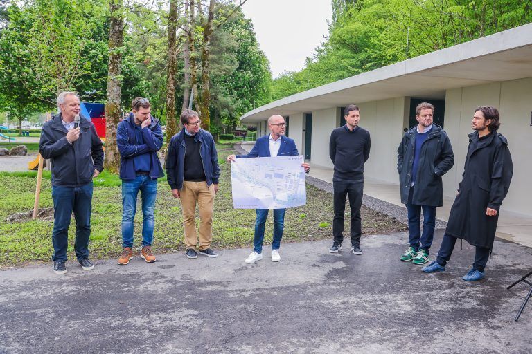 Alexander Fritz, Wolfang Winkler, Bürgermeister Michael Ritsch, Christian Freuis und die Architekten Lukas Schelling, Bernd Riegger und Simon Metzler bei der Pressekonferenz. 