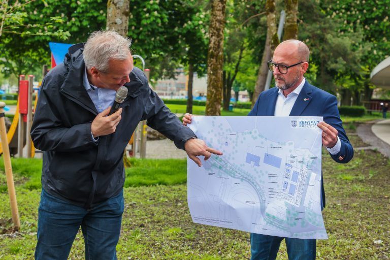Bürgermeister Michael Ritsch und Projektleiter Christian Freuis mit dem Lageplan. 
