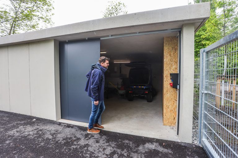 Auch eine Garage für den Fuhrpark und die Gerätschaften ist in dem neuen Gebäude integriert.