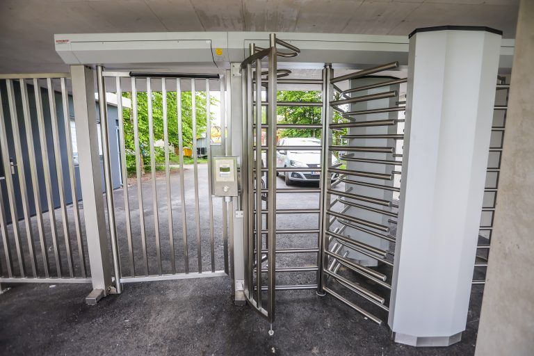 Bei der Drehtür beim neu gebauten Eingang West kommt man auch mit Kinderwagen oder Fahrradanhänger durch.