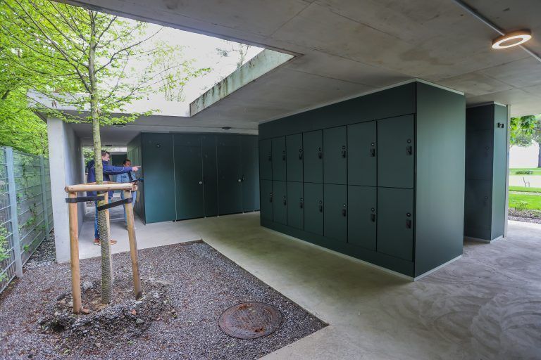 Im Gebäude sind Bauminseln integriert. 