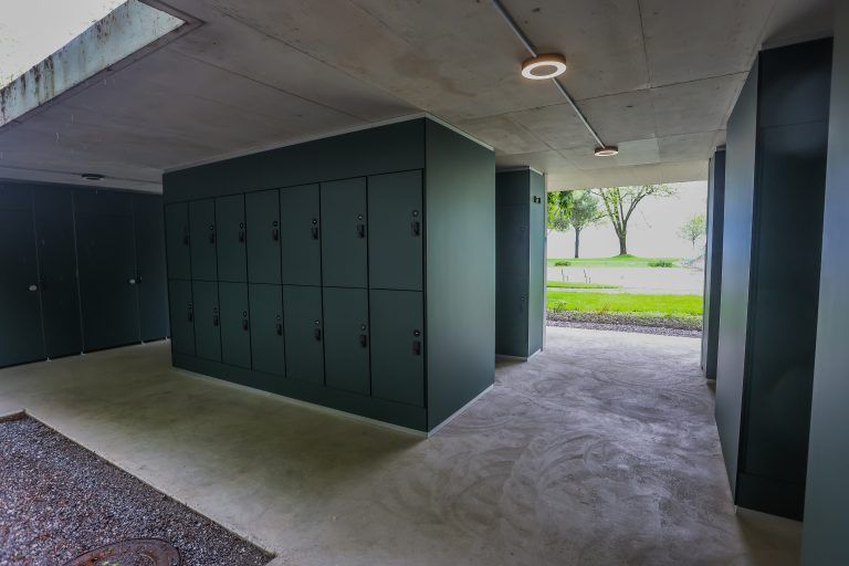 Aktuell gibt es 24 Saisonkabinen, 58 Tagesspinde, 56 Groß- und 84 Kleinboxen sowie 64 Wertfächer.