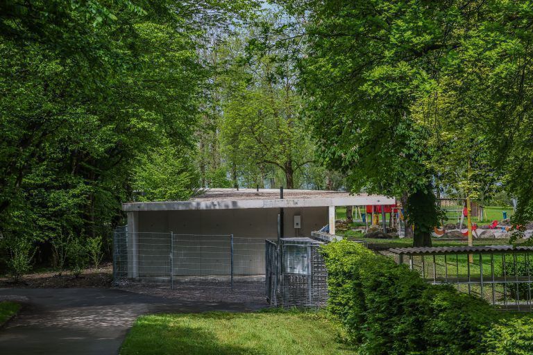 Das neue Gebäude, von der Brücke aus fotografiert. Die Brücke wird mit dem alten Hallenbad abgerissen. Der Radweg wird vom Strandbad-Eingang West bis zum Stadion komplett neu angelegt. 