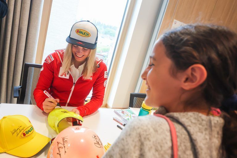 Katharina Liensberger machte es sichtlich Freude, die Autogrammwünsche zu erfüllen. <span class="copyright">Steurer</span>