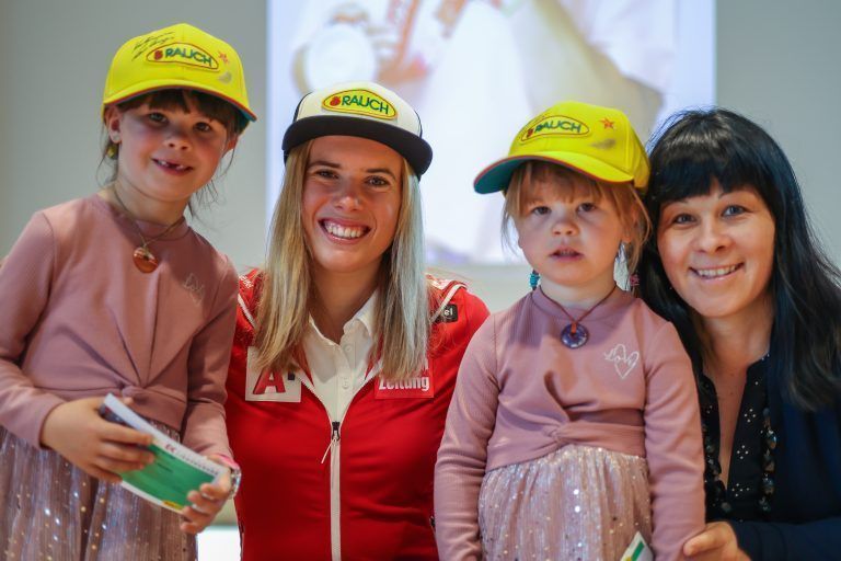 Strahlende Gesichter bei Lea (links) und Romy sowie Mama Nicole, als sich Katharina Liensberger mit auf das Foto „schmuggelte“. <span class="copyright">Steurer</span>
