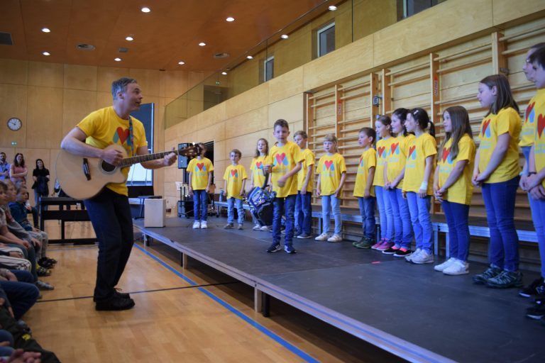 In Aktion: Die Müselbacher Volksschulkinder mit Lehrer Jürgen Wachter. 