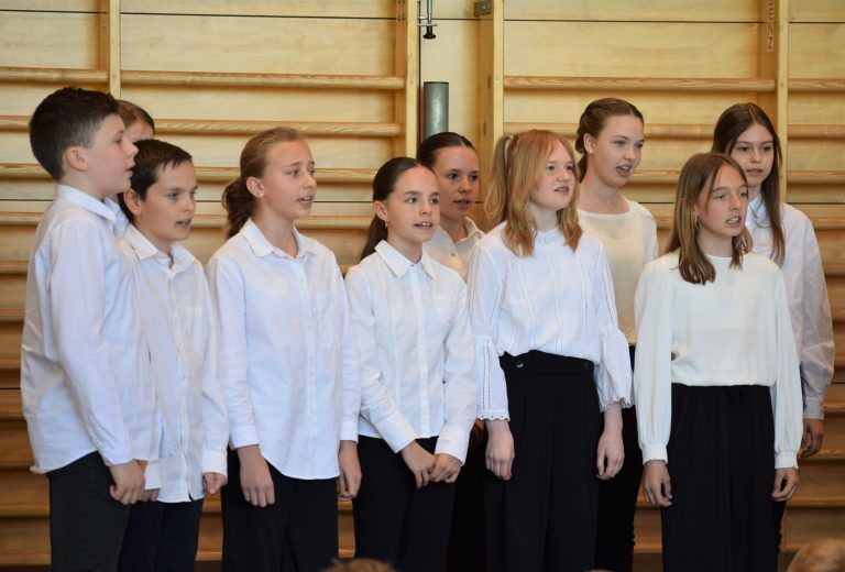 Volle Konzentration beim Chor der Musikmittelschule Lingenau.
