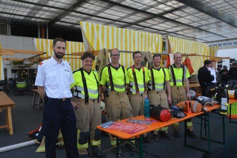 Beim Stand der Atemschutzträger konnten die Gäste die einzelnen Geräte bestaunen.
