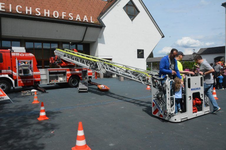 Hoch hinaus ging es für die Besucher mit der Drehleiter der Feuerwehr.