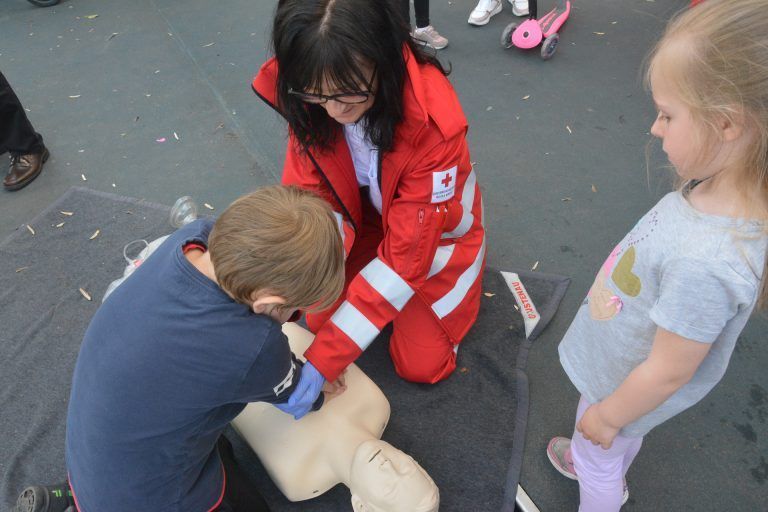 Das Rote Kreuz demonstrierte das Reanimieren an der Puppe.