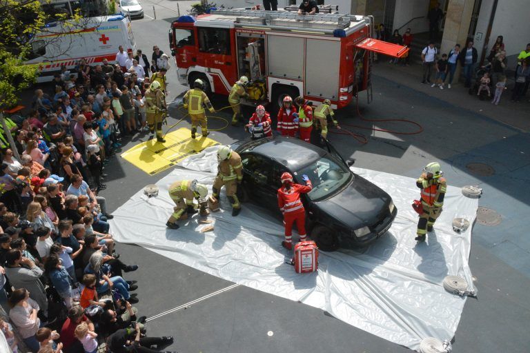 Die Feuerwehr musste das Auto aufschneiden, um die verletzte Person möglichst schonend aus dem Auto zu bringen.
