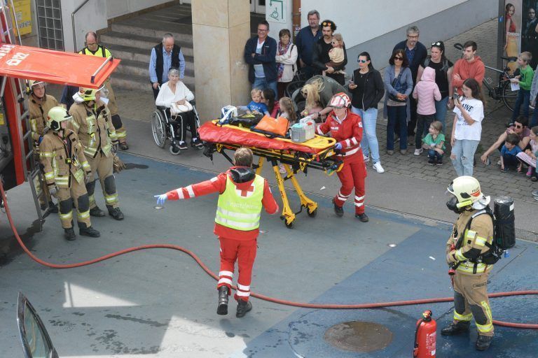 Viele Besucher waren der Einladung gefolgt und beobachteten die fiktiven Einsätze.