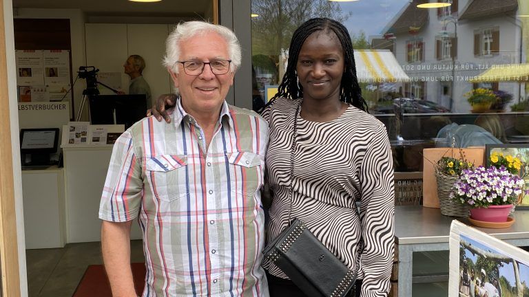 Heribert Gut und seine Brunnen-Koordinatorin vor Ort Denise Tankoano aus Burkina Faso. <span class="copyright">KAM</span>