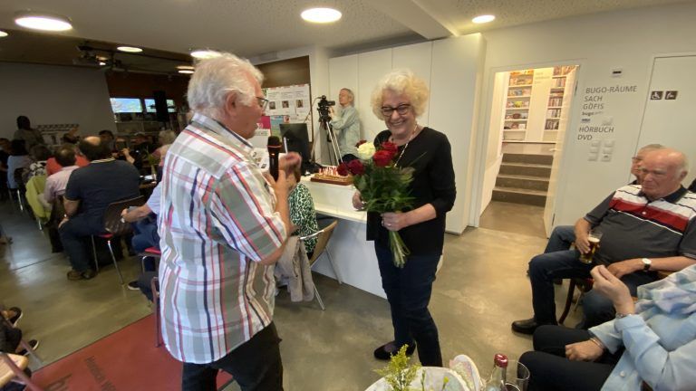Mit Blumen bedankte sich Heribert Gut besonders bei seiner Partnerin Margit für ihre Unterstützung.