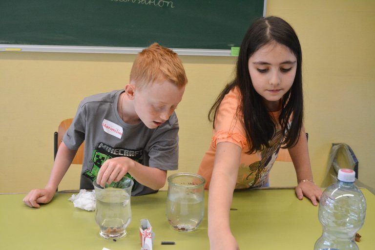 Bei diesem Workshop interessierten sich die Kinder für die physikalischen Grundgesetze von Wasser.
