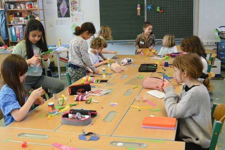 Die Kinder waren kreativ und bastelten mit Eifer passend zum Thema.