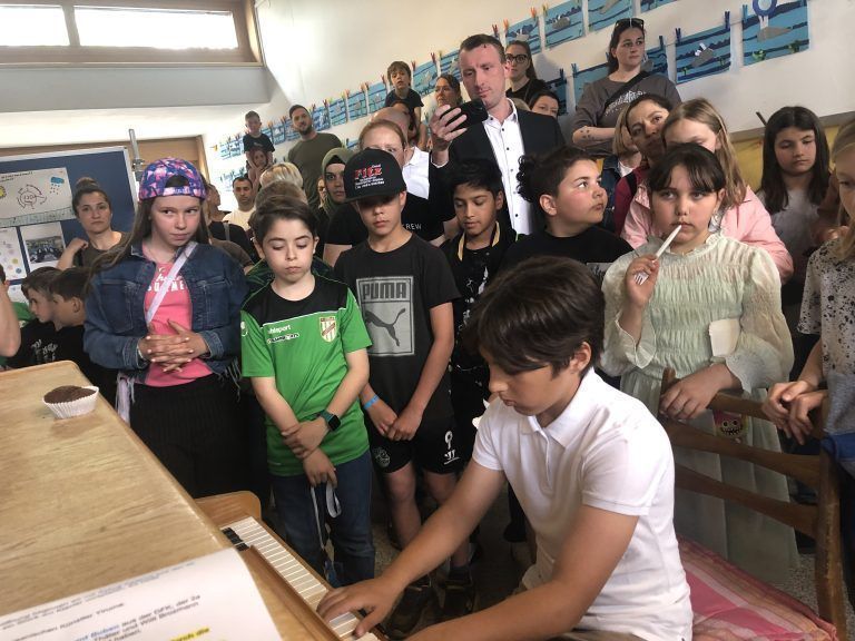 Aytug Yildirim aus der 4b-Klasse spielte das Stück „River Flows in You“ vor.