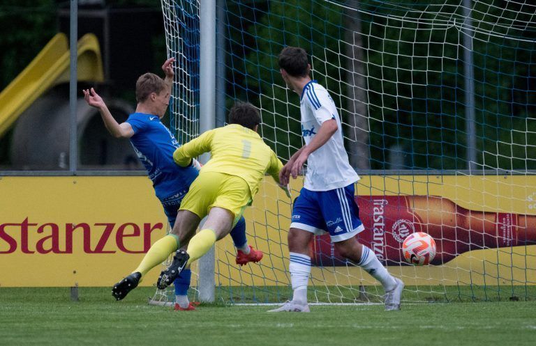 Mit dieser Aktion leitete der Göfner Philip Fröwis den 3:0-Sieg seiner Mannschaft über Tabellenführer SC Röthis ein. stiplovsek