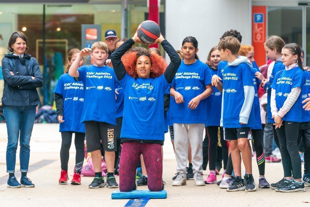 Laufen, springen und werfen mit den Stars