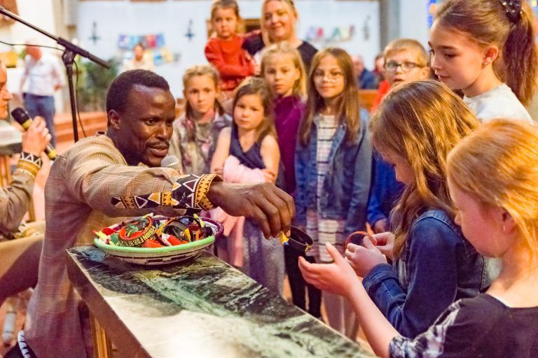 Für die Kinder hatte der Chor aus Uganda kleine Geschenke mitgebracht.<br><br>