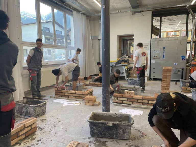 Im Maurer-Ausbildungszentrum findet der Wettbewerb im Fach Bau statt.<span class="copyright"> vn</span>