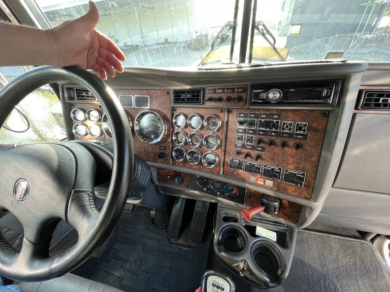Knapp 900.000 Kilometer hat der Lkw schon auf dem Tacho.