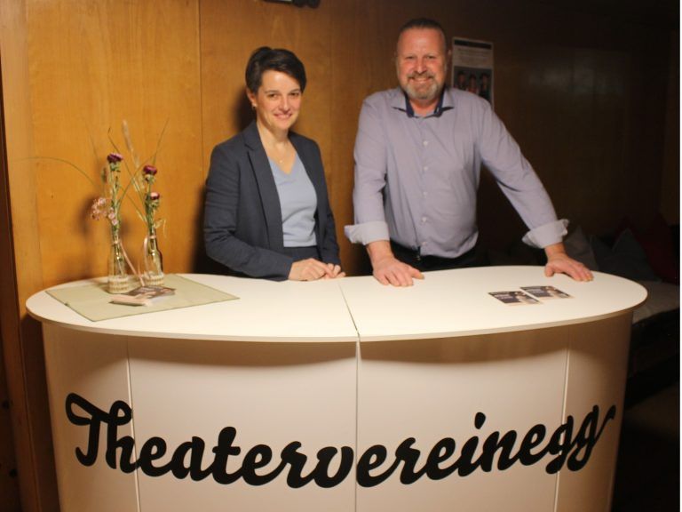 Mit der Kassa machen Obfrau Simone Voppichler und Urgestein Mike Moosbrugger aus dem Gang der Taube ein Theaterfoyer.