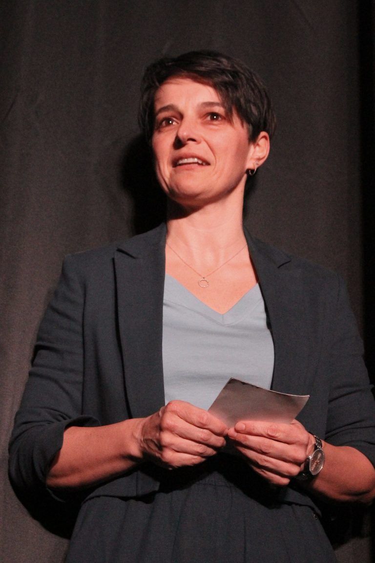 Simone Voppichler hieß das Publikum zur Aufführung willkommen.