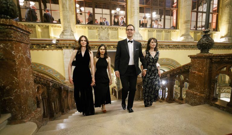 Landeshauptmann Markus Wallner kam mit Sonja und den Töchtern Sophia und Raphaela.