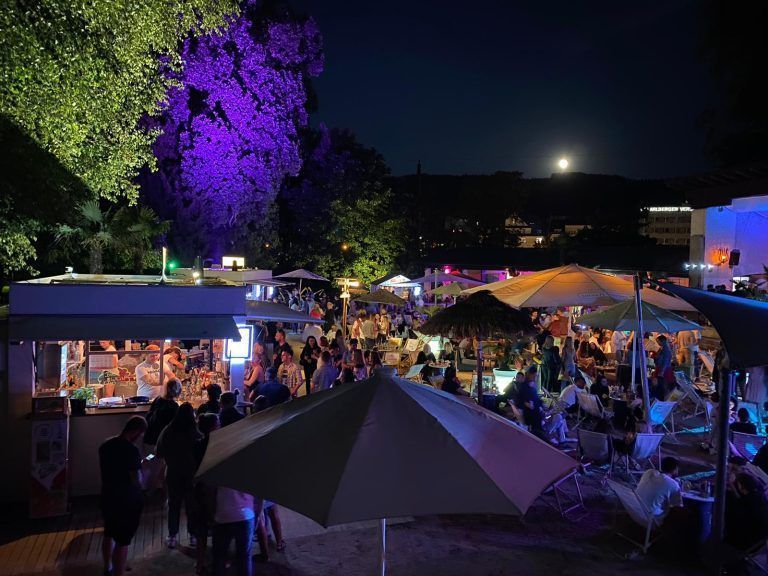 Die Beachbar lädt wieder zum Verweilen ein. 