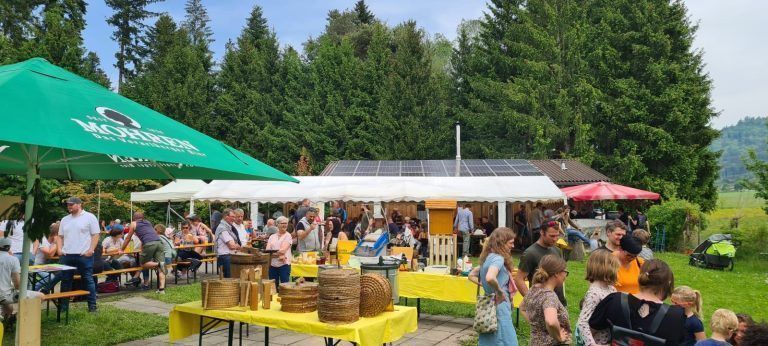 Zahlreiche Besucherinnen und Besucher kamen, um das 111-jährige Jubiläum und den Tag des offenen Bienenstocks zu feiern.