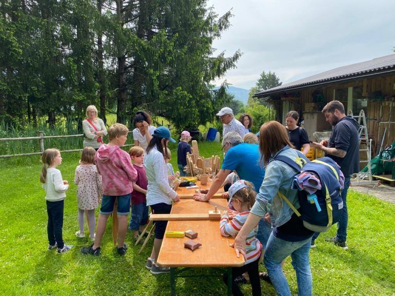 Die kleinen Gäste konnten Bienentränken basteln, um die Bienen im heimischen Garten zu unterstützen.
