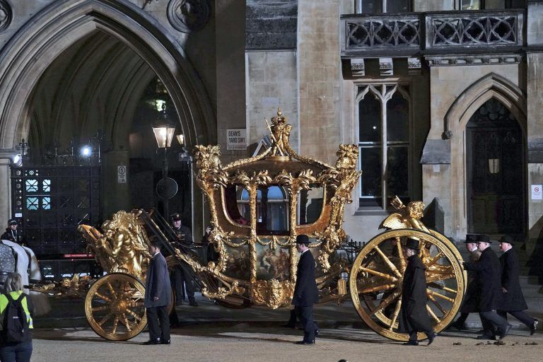 Die Königskutsche - die sogenannte Gold State Coach - steht schon bereit. ap