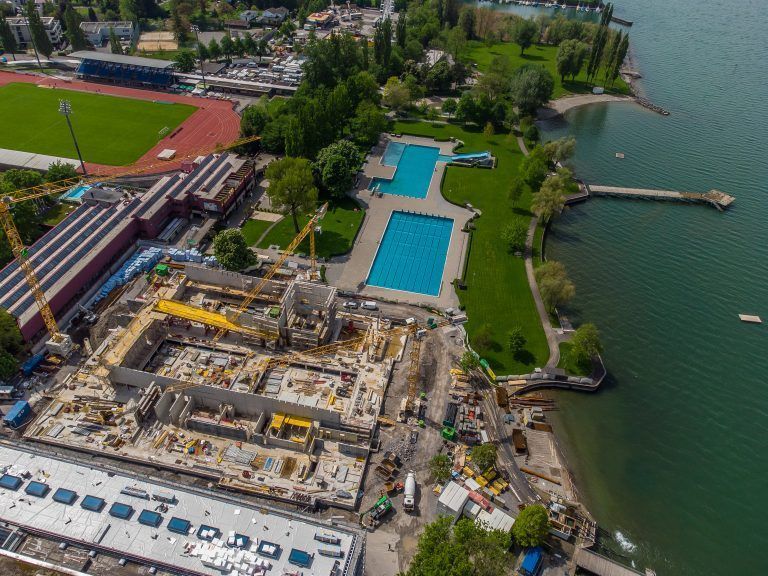 Die Baugrube des neuen Hallenbades ist 5500 Quadratmeter groß. „Das ist fast so groß wie das Fußballfeld im Stadion Bregenz. Dort haben wir 6500 Quadratmeter“, verdeutlicht Projektleiter Freuis. 