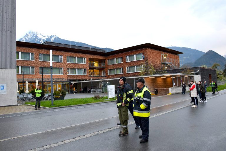 Feuerwehren probten bei und in der Reha-Klinik Montafon.