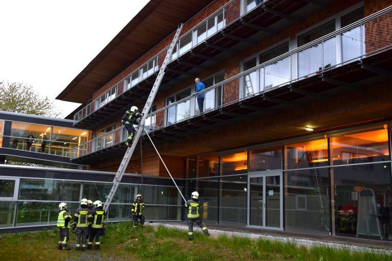 Feuerwehren probten bei und in der Reha-Klinik Montafon.