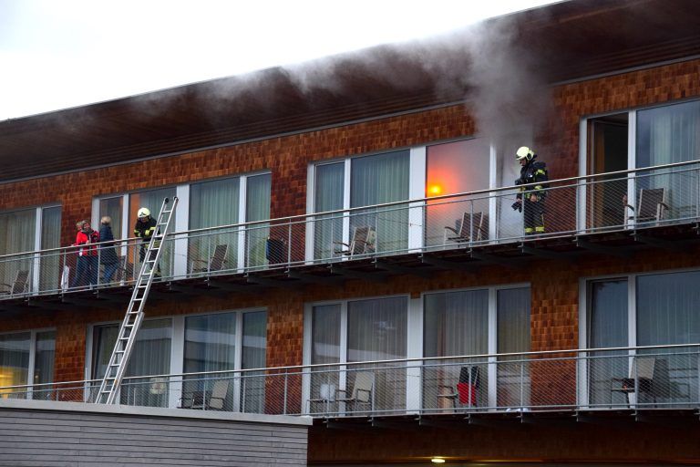 Feuerwehren probten bei und in der Reha-Klinik Montafon.