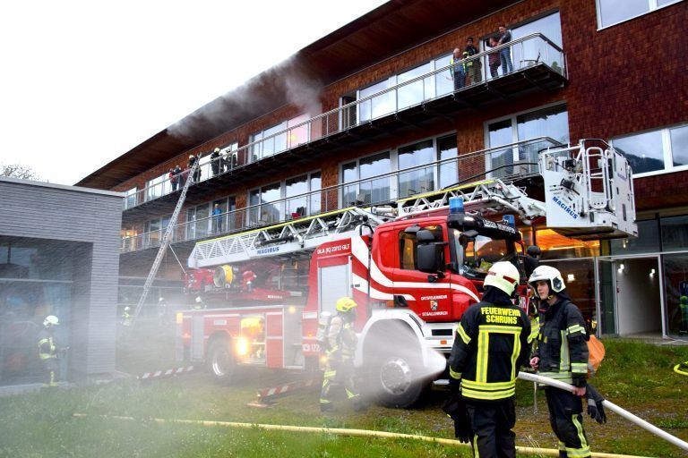Feuerwehren probten bei und in der Reha-Klinik Montafon. <span class="copyright">SCO</span>