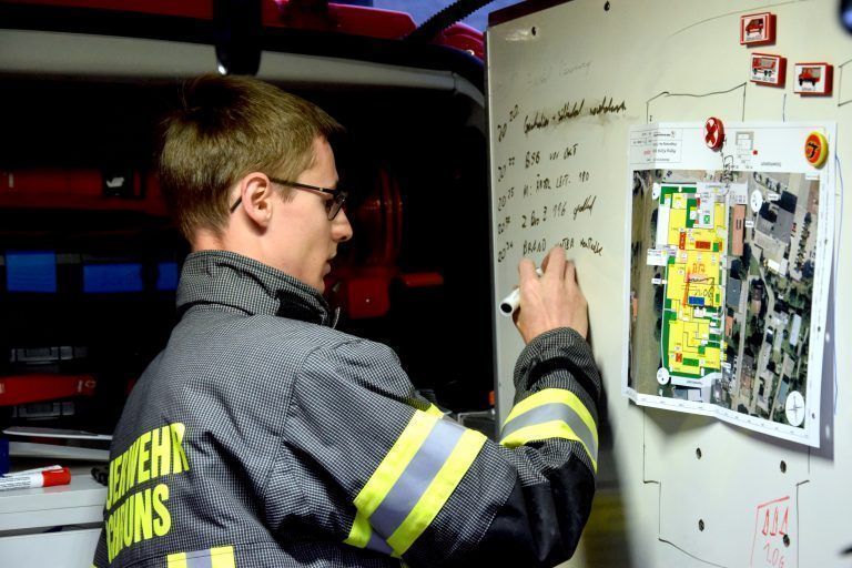 Feuerwehren probten bei und in der Reha-Klinik Montafon.