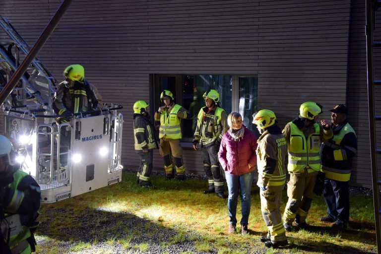 Feuerwehren probten bei und in der Reha-Klinik Montafon.
