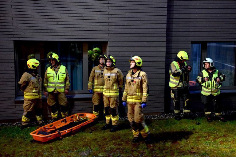 Feuerwehren probten bei und in der Reha-Klinik Montafon.